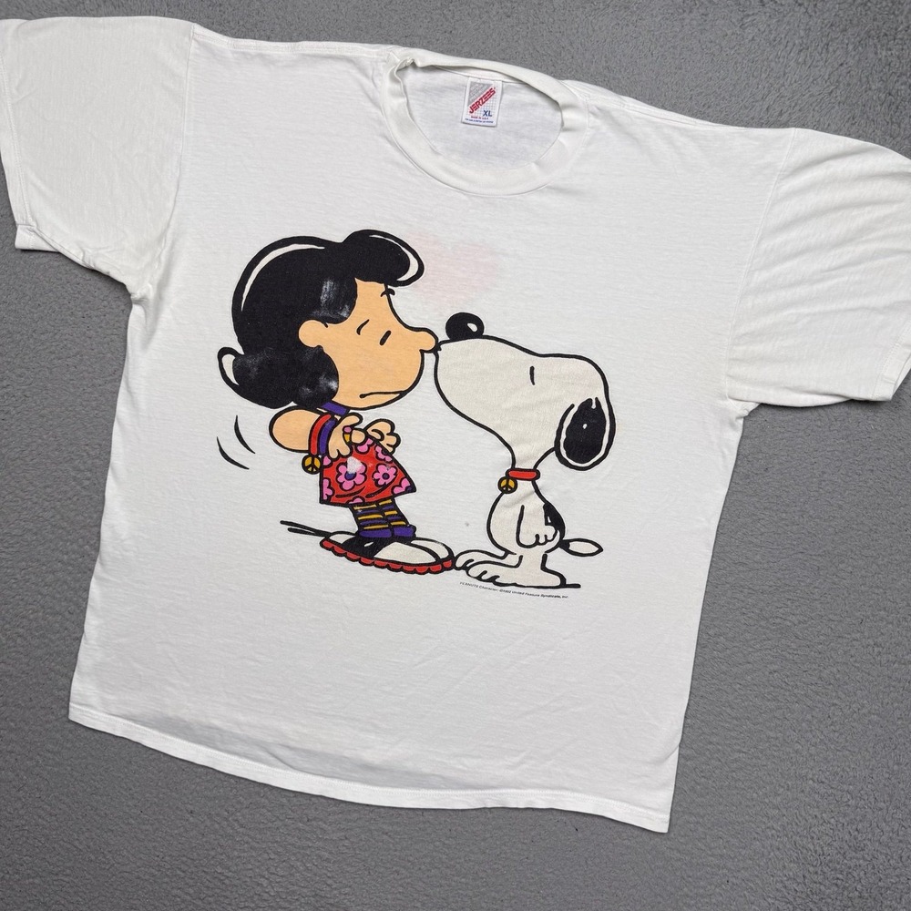 Vintage 90s Peanuts Snoopy kissing Lucy T-shirt